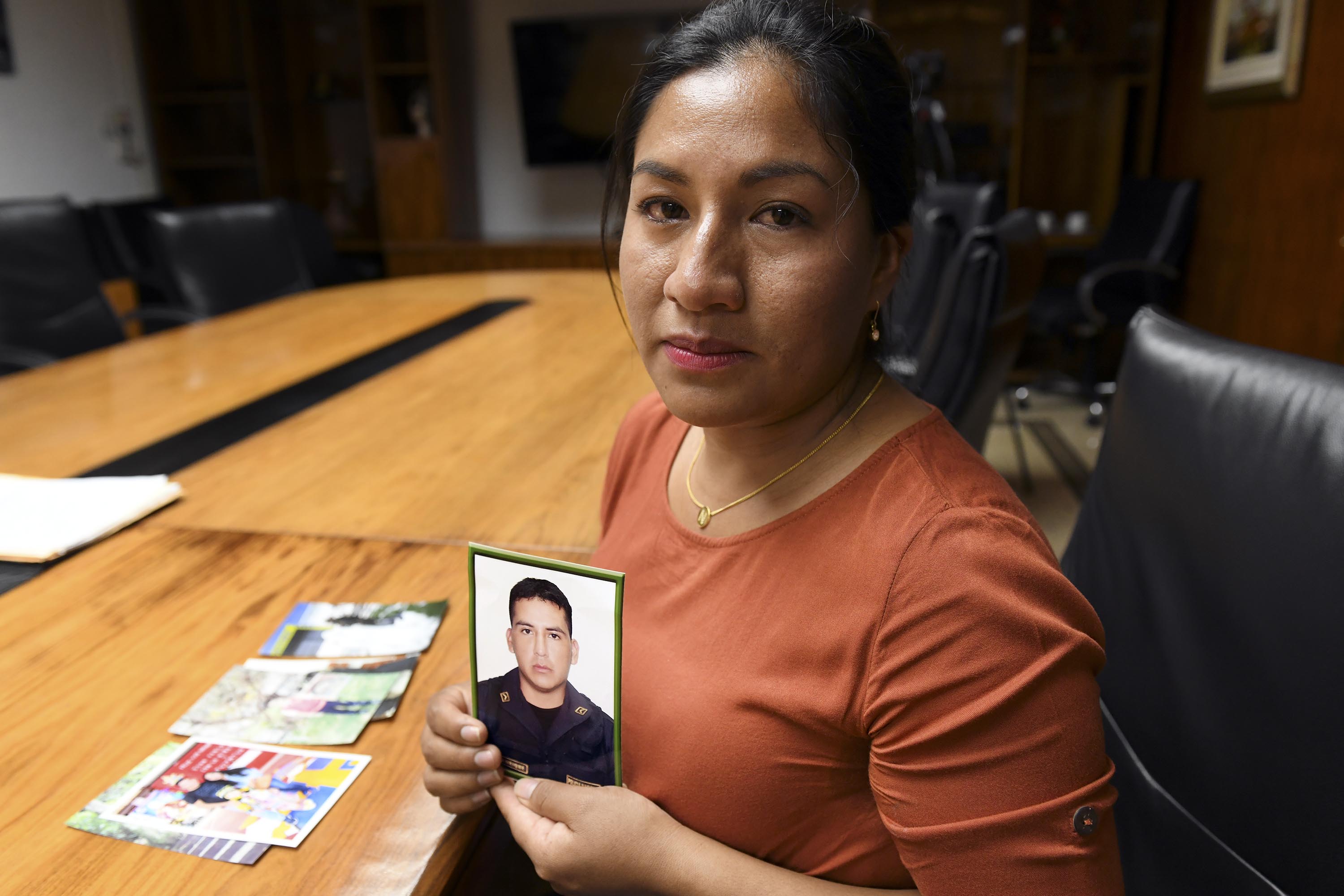 Titular del Interior se reunió con esposa de suboficial acusado de homicidio tras participar en intervención policial.