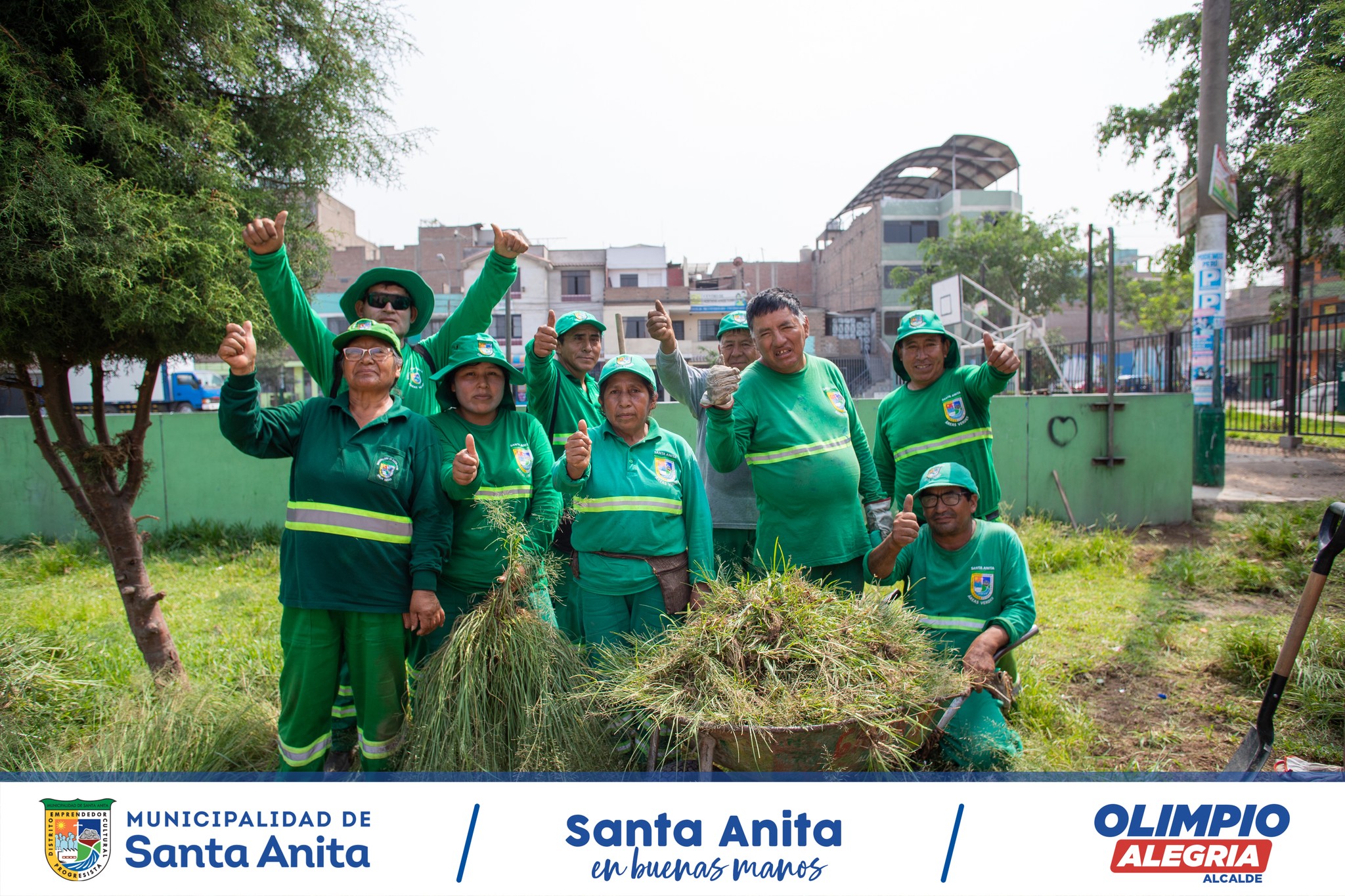 Esta mañana el personal de la municipalidad realizo trabajos de recuperación de áreas verdes del Parque N° 1 “San Carlos”.
Se efectuó limpieza y recojo de maleza, se renovó césped entre otras labores