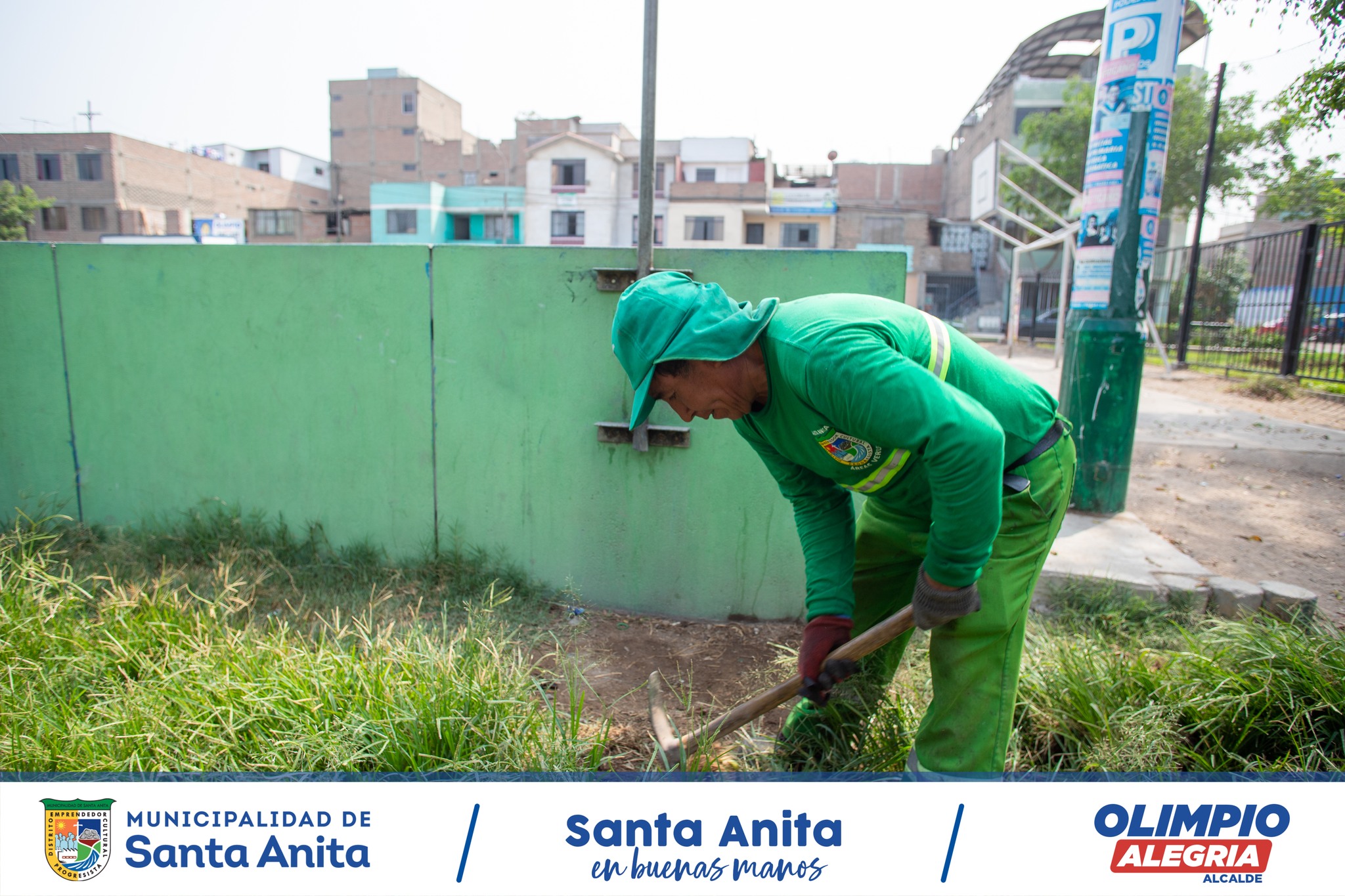 Esta mañana el personal de la municipalidad realizo trabajos de recuperación de áreas verdes del Parque N° 1 “San Carlos”.
Se efectuó limpieza y recojo de maleza, se renovó césped entre otras labores