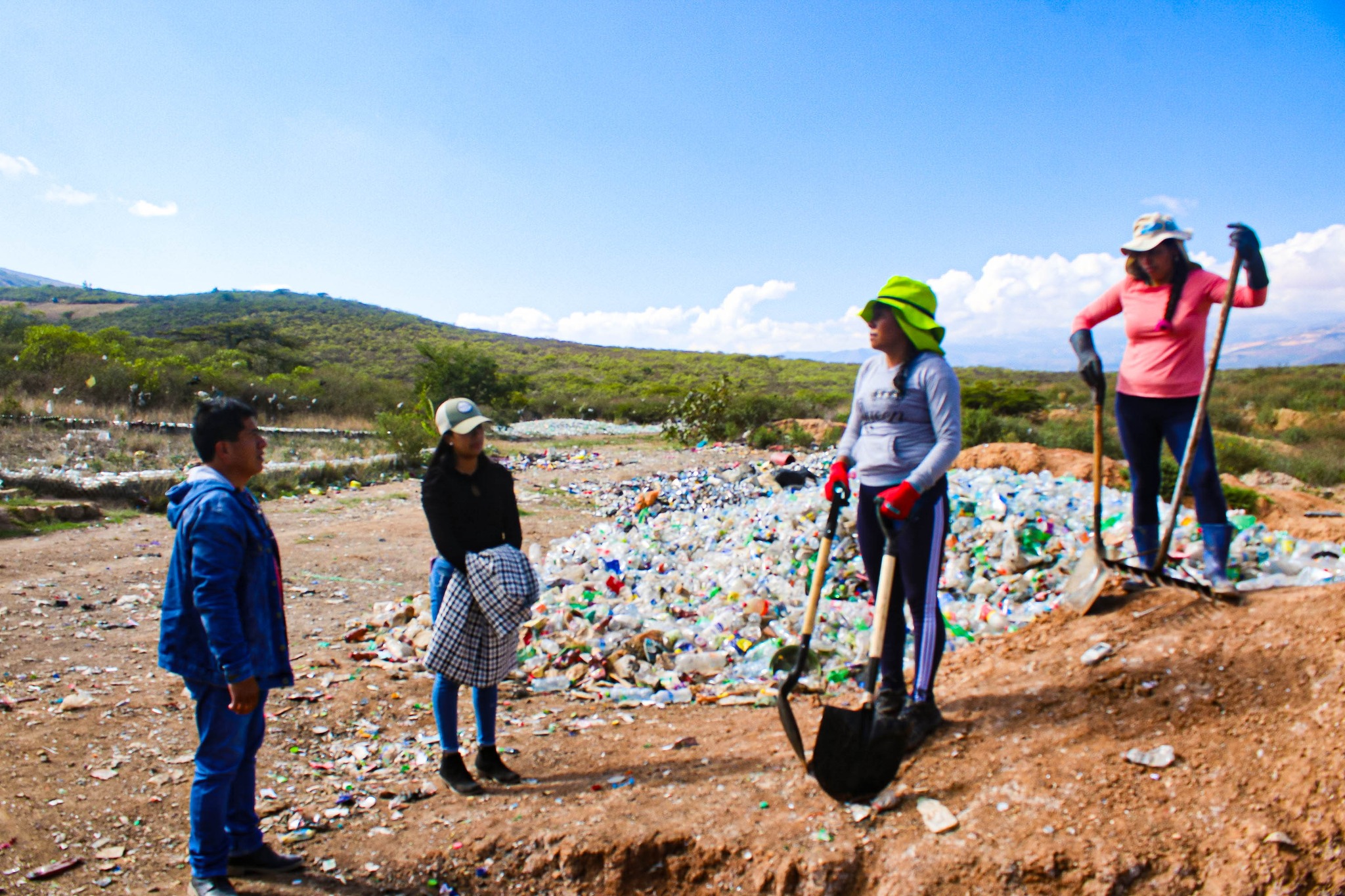 Se vienen realizando trabajos de acondicionamiento en el Área de Disposición Final de Residuos Sólidos (Botadero Municipal), desde la gestión municipal liderada por el alcalde Manuel Villar, se están tomando las medidas correctivas necesarias para poder mejorar el proceso de disposición final de residuos sólidos municipales.