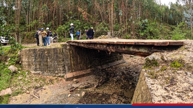 El pasado lunes el puente del rio Challuagon que conecta al Caserío de La Pólvora había colpasado, dejando incomunicados a los pobladores de dicho lugar, por lo que, la gestión municipal liderada por el alcalde Manuel Villar Romero, se dirigió con el equipo de la Subgerencia de Infraestructura para evaluar los daños y actuar de manera inmediata.