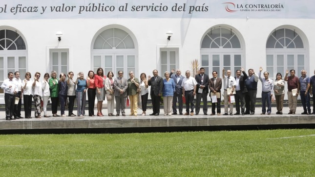 Grupo de adultos mayores que participan en el voluntariado de "Mentores de Control Social"