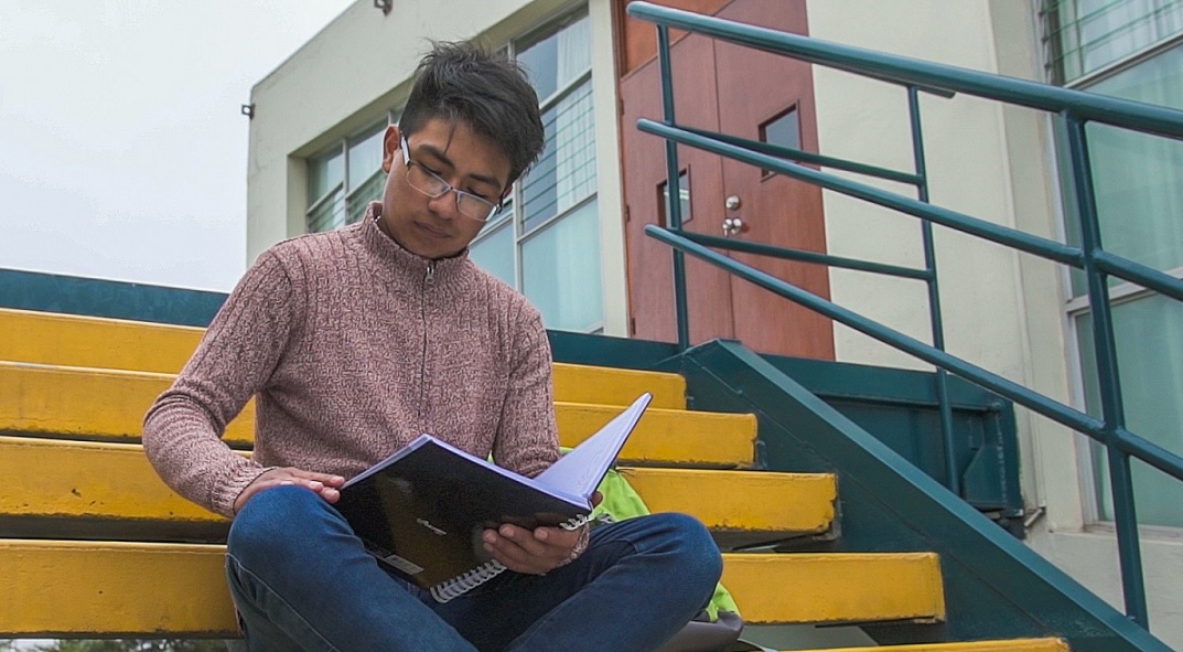 Talento del Pronabec estudiando.