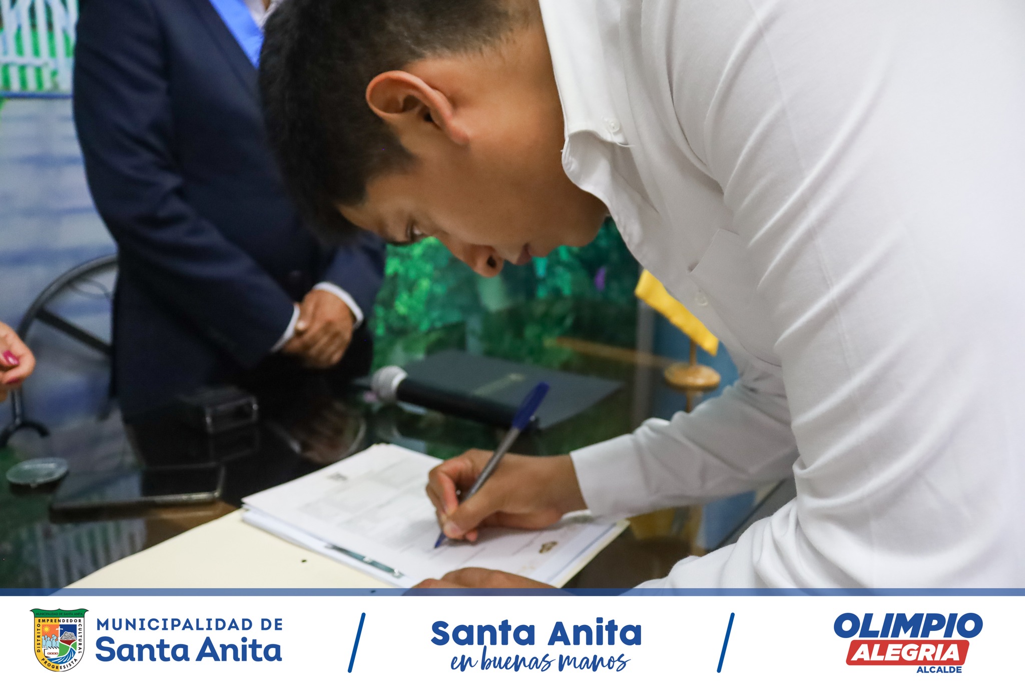 Nuestro alcalde Olimpio Alegría unió en matrimonio civil a una pareja joven #Santanitense, se declararon y consolidaron su amor eterno en compañía de sus familias.
#SiempreUnidos
#SantaAnitaEnBuenasManos