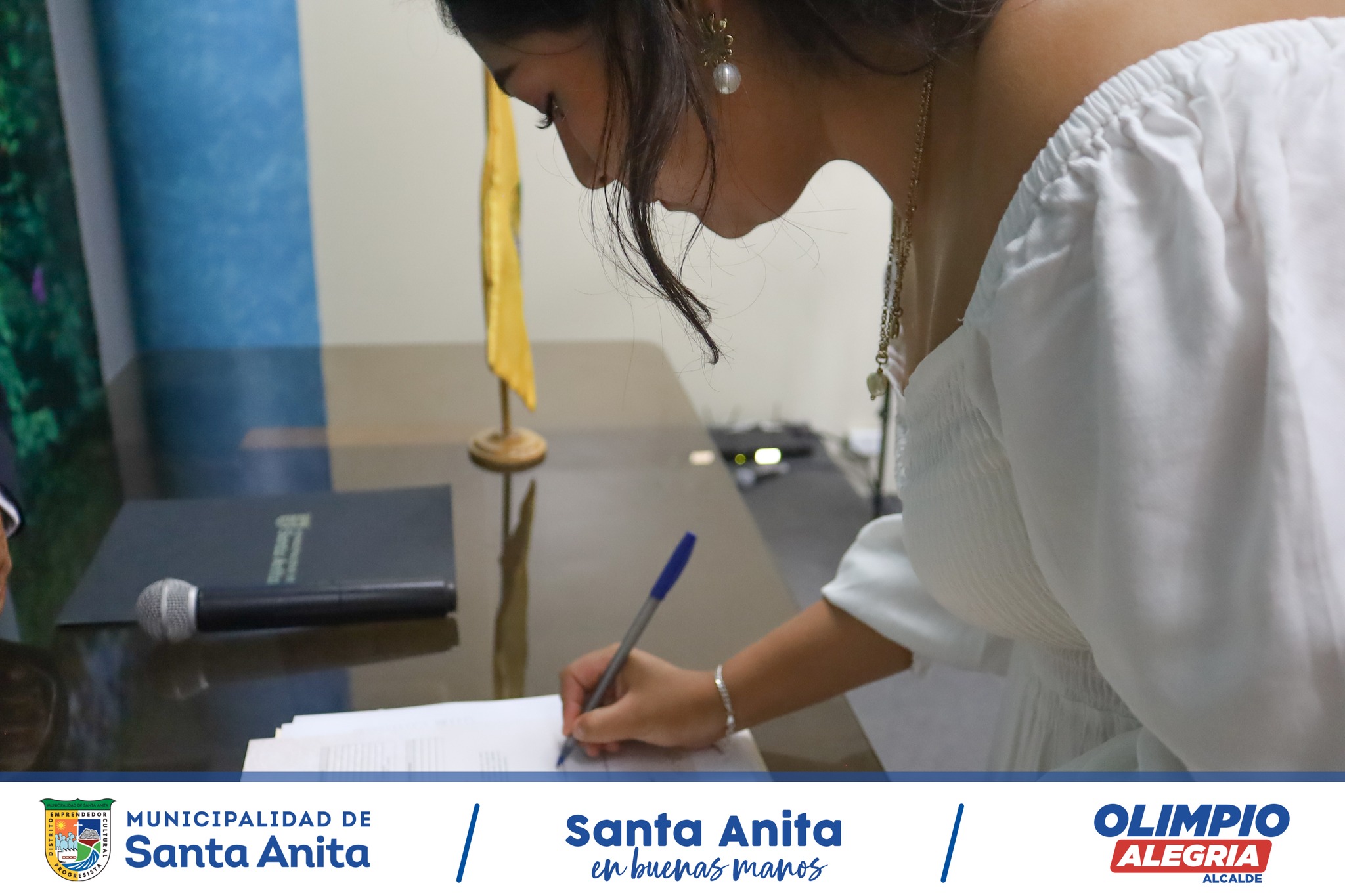 Nuestro alcalde Olimpio Alegría unió en matrimonio civil a una pareja joven #Santanitense, se declararon y consolidaron su amor eterno en compañía de sus familias.
#SiempreUnidos
#SantaAnitaEnBuenasManos