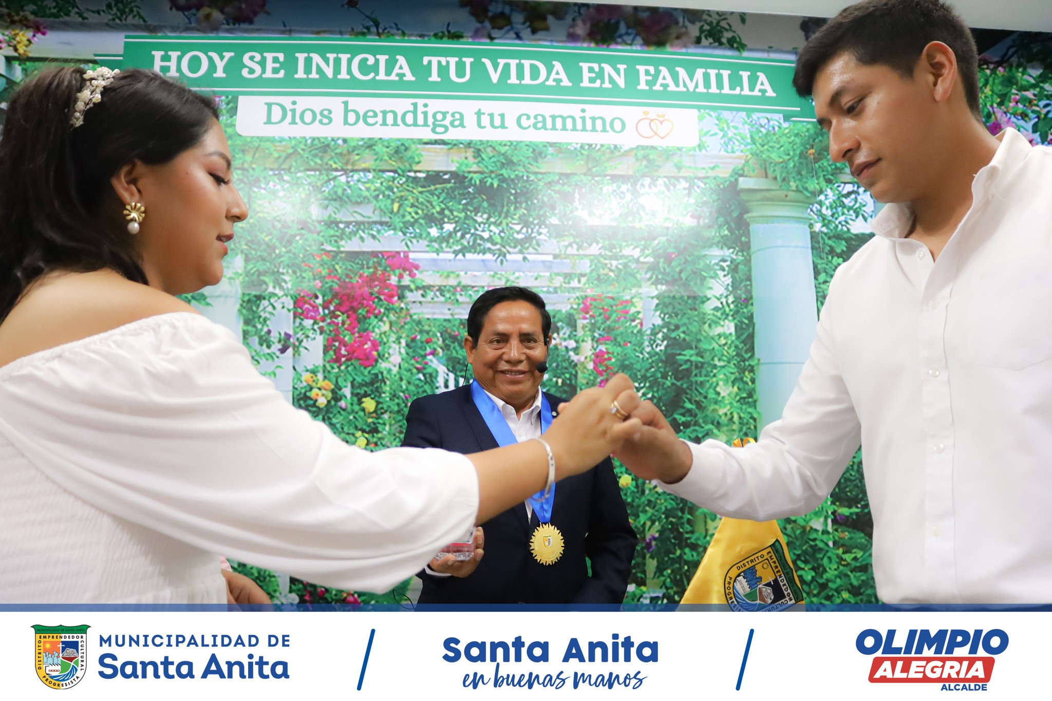 Nuestro alcalde Olimpio Alegría unió en matrimonio civil a una pareja joven #Santanitense, se declararon y consolidaron su amor eterno en compañía de sus familias.
#SiempreUnidos
#SantaAnitaEnBuenasManos