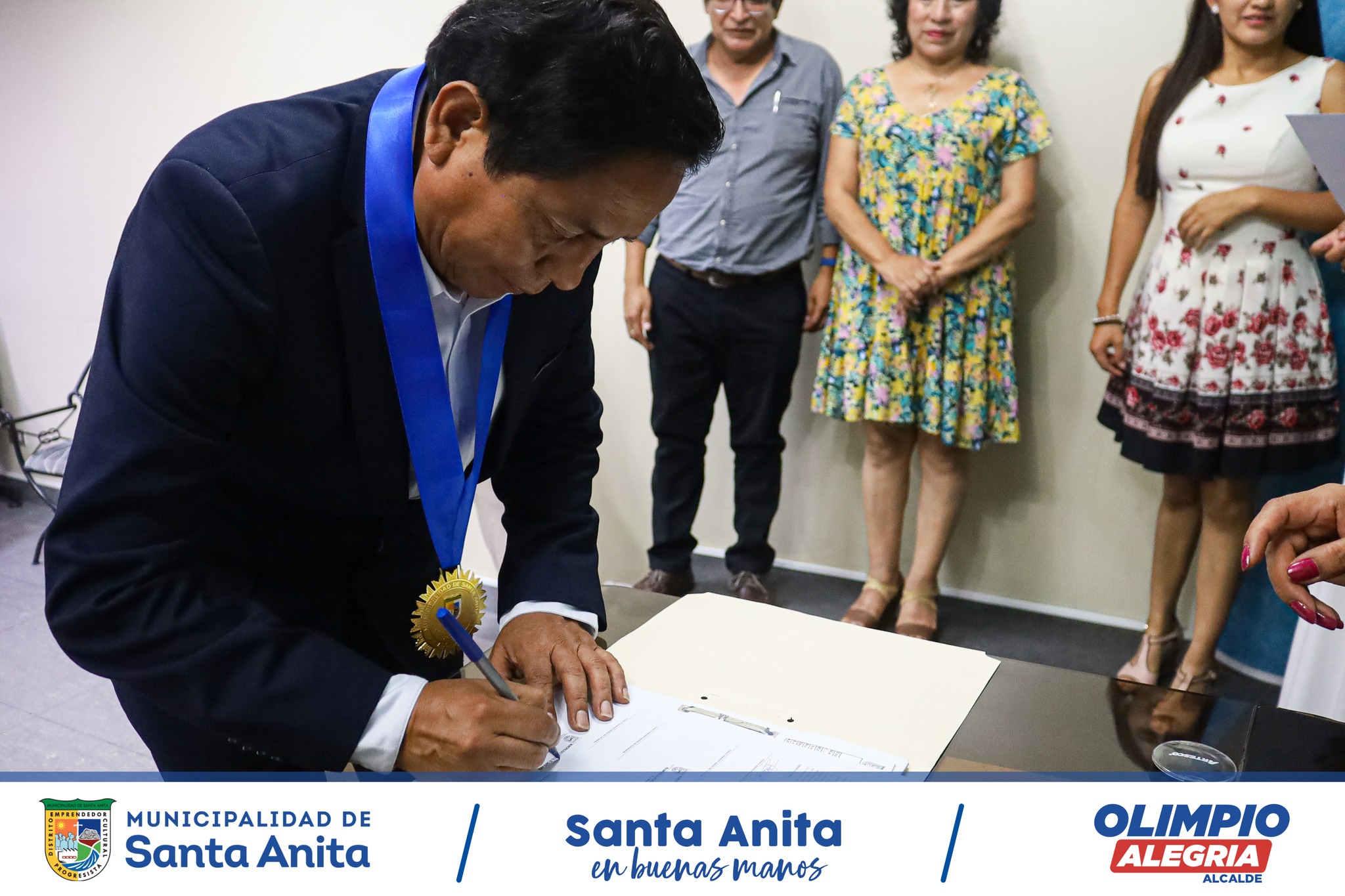 Nuestro alcalde Olimpio Alegría unió en matrimonio civil a una pareja joven #Santanitense, se declararon y consolidaron su amor eterno en compañía de sus familias.
#SiempreUnidos
#SantaAnitaEnBuenasManos