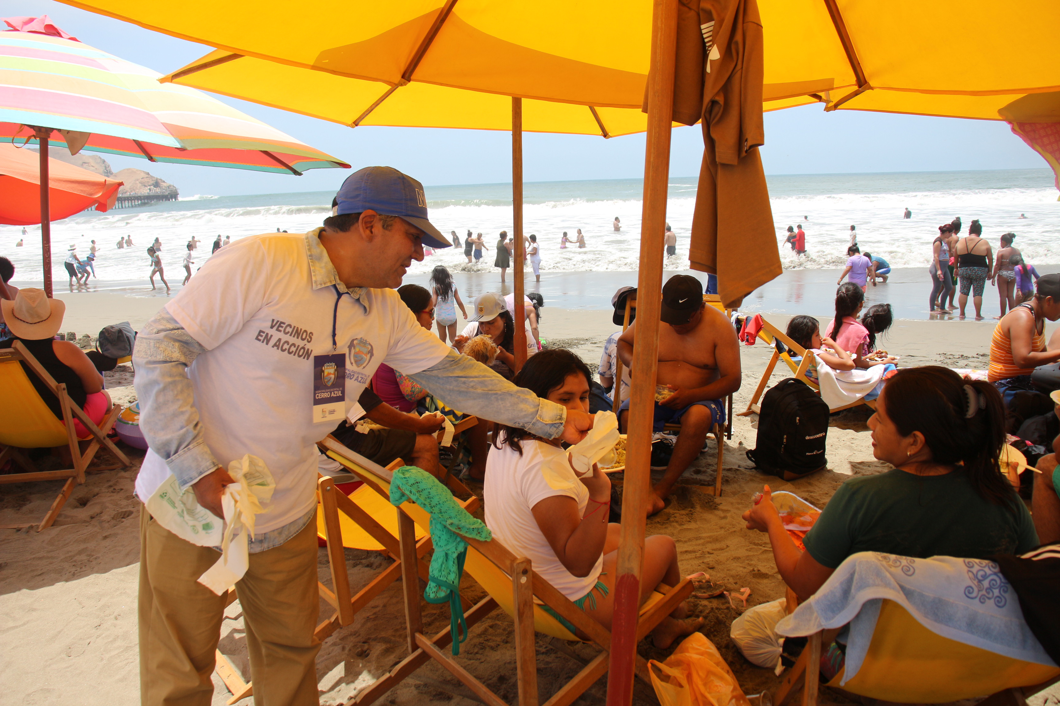 ¡Predicar con el ejemplo! Alcalde José Pain García lideró comitiva que recorrió hoy la playa para concientizar a los veraneantes