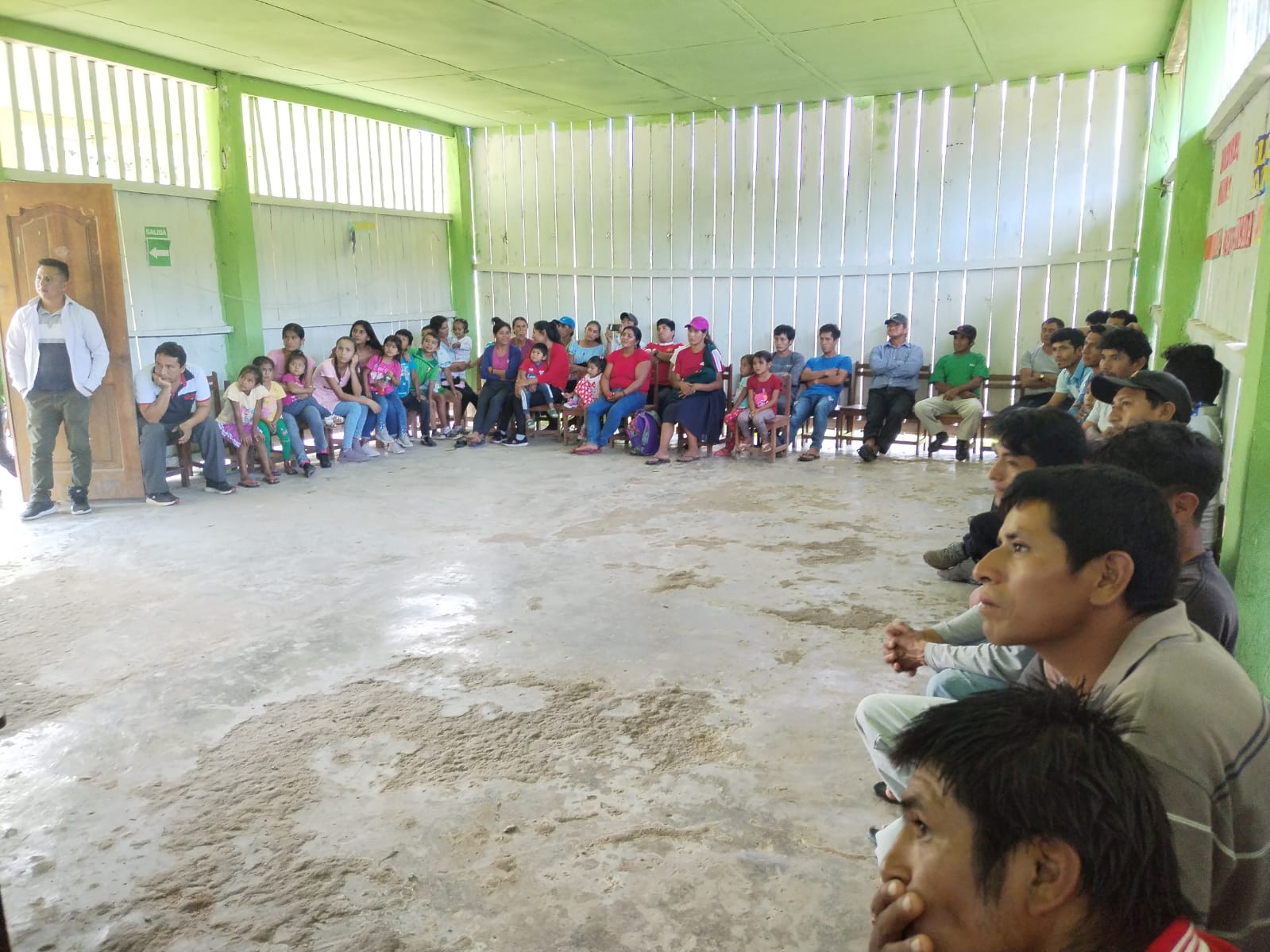 Pobladores de la comunidad de Cielito Lindo con autoridades educativas de la UGEL Bellavista.