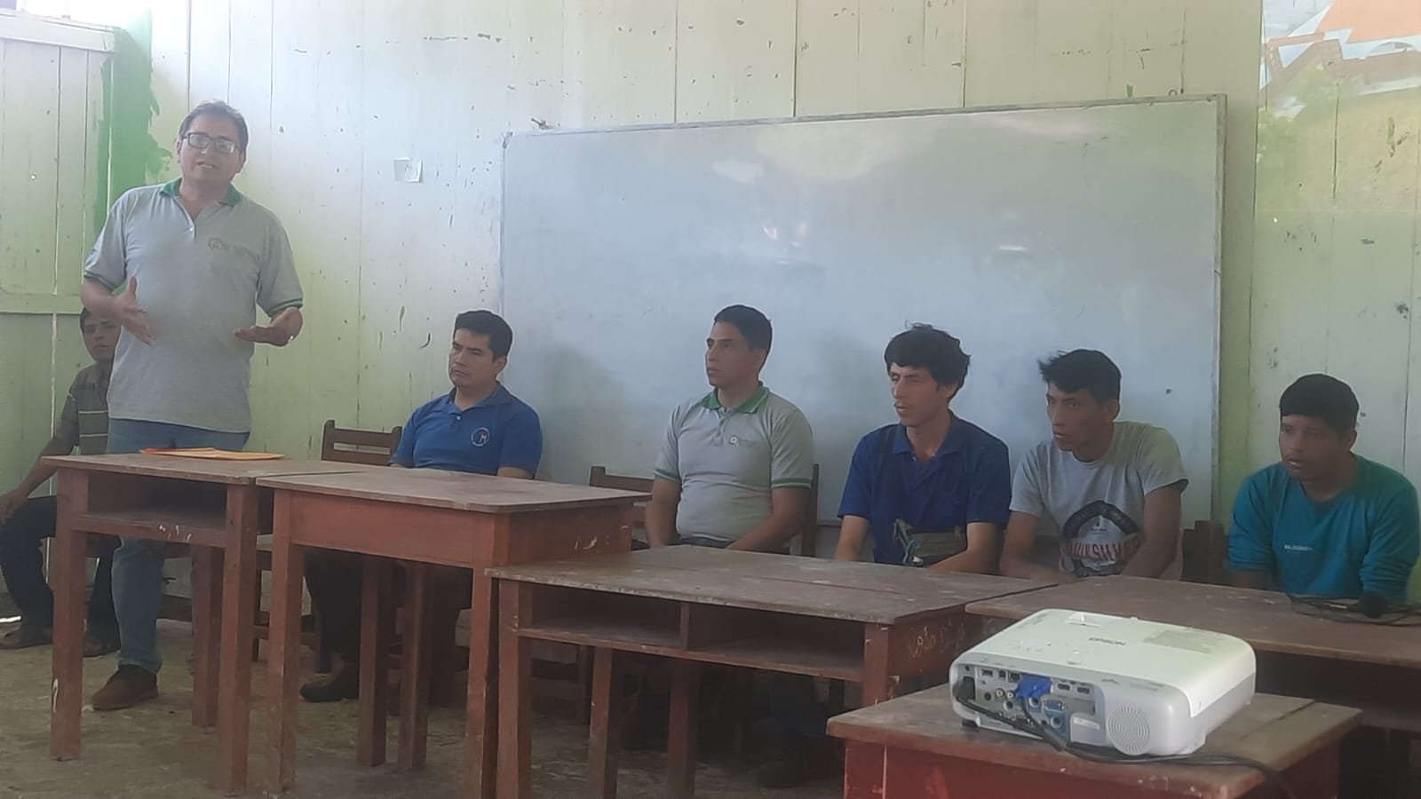 Pobladores de Nuevo Cañaris contentos con visita de autoridades educativas.