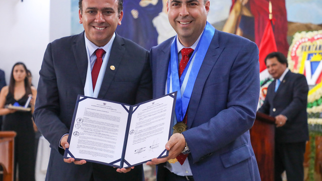 Alcalde del Callao Pedro Spadaro recibió la medalla de oro “Ciudad de Ventanilla”