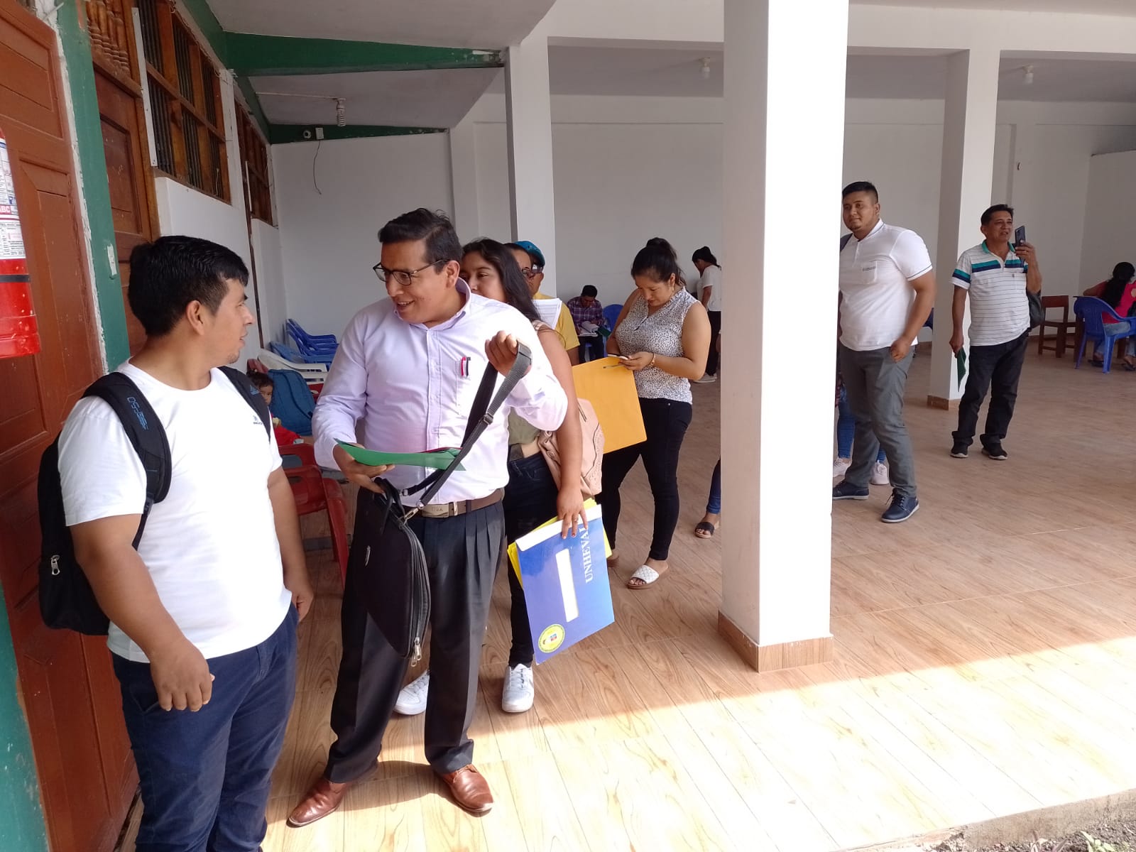 Docentes esperando turno para fedatear documentos.