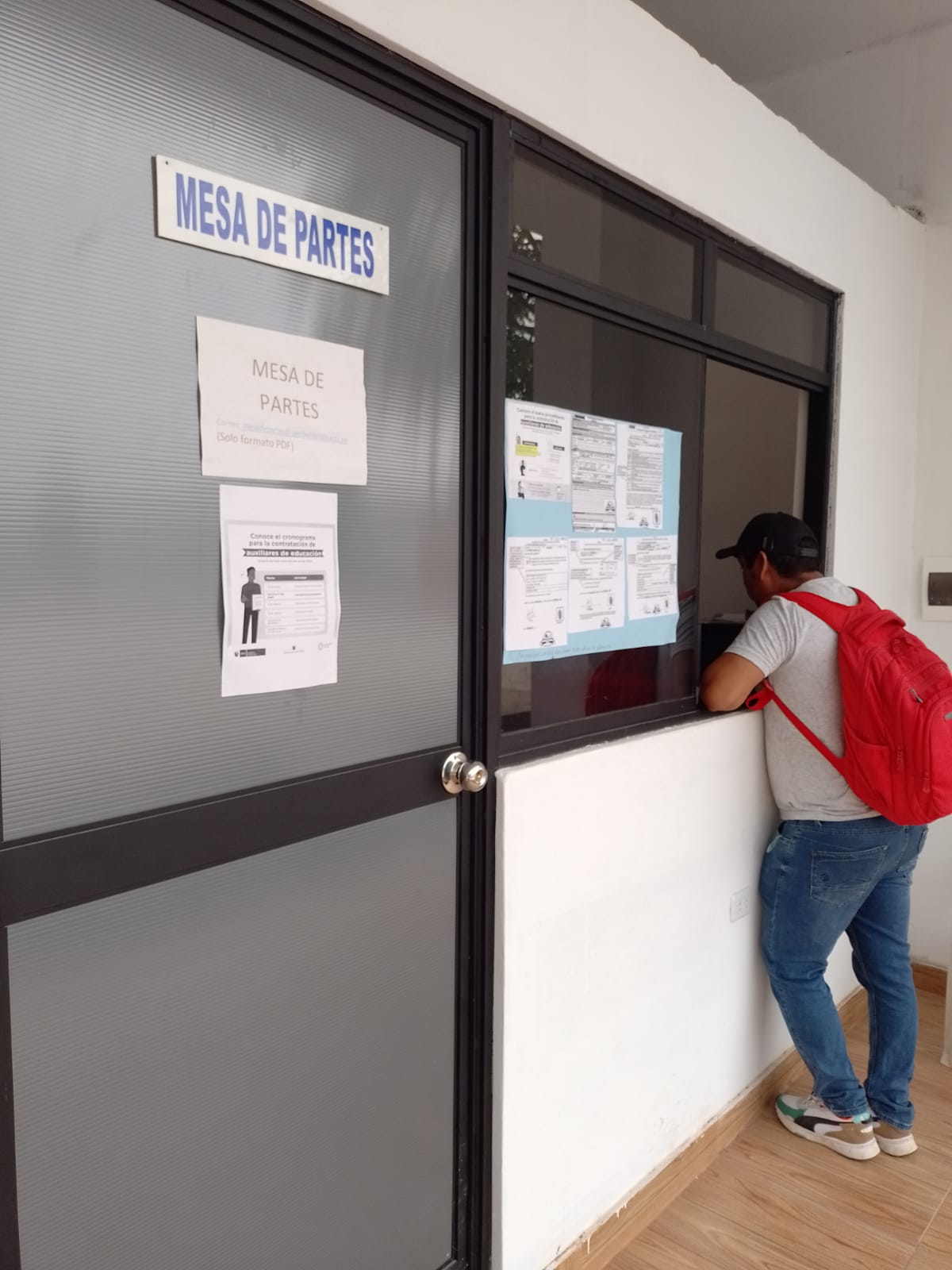 Docentes engtregando sus documentos en mesa de partes de la UGEL Bellavista.
