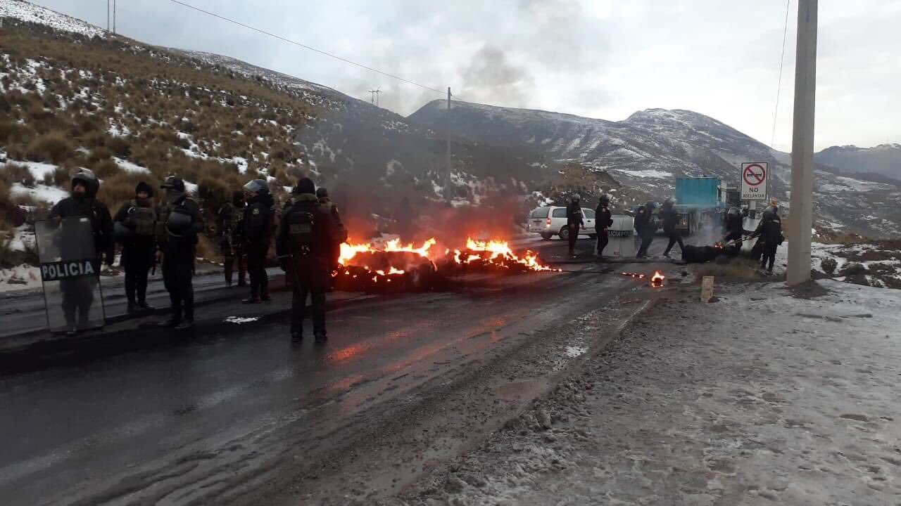 Desde el 7 de diciembre a la fecha, la violencia innecesaria perpetrada por turbas durante las manifestaciones en diversas regiones del país ha ocasionado lesiones físicas y heridas de consideración en 859 policías, así como la retención durante horas de 24 efectivos, quienes fueron golpeados y, en algunos casos, desnudados, bajo amenazas de grupos de vándalos. Durante estas acciones deplorables se ocasionaron, además, daños en la infraestructura de 43 instalaciones policiales, la mayoría de ellas en el sur del país.
De acuerdo con información de la Policía Nacional, la mayoría de los heridos en las protestas brindan servicios en las regiones de Apurímac, Ayacucho, Puno, Huancavelica, Junín, Ica, Madre de Dios y Lima.
Entre los casos más recientes de agresiones a la PNP figuran el del capitán PNP Rick Jason Portal Romero, en Puerto Maldonado, región Madre de Dios. Portal fue retenido y agredido brutalmente por unas 80 personas, quienes lo llevaron caminando semidesnudo unas 15 cuadras, desde el jirón Tacna hasta el jirón Lambayeque, en el distrito y provincia de Tambopata. El policía pudo ser rescatado por sus compañeros, quienes lo llevaron hasta un centro de salud, donde se le diagnosticó un traumatismo encéfalo craneano leve, policontusiones y otras heridas en la cabeza.
Otro caso de agresión flagrante a un policía fue el del suboficial técnico de tercera PNP Joel Enrique Montañez Colque (24), gravemente herido durante protestas en Ica. Tras ser rescatado, se le trasladó a Lima para ser internado en el Hospital Central de la Policía Nacional del Perú (PNP) Luis N. Sáenz.
Montañez, fue diagnosticado con traumatismo encéfalocraneano, ocasionado por los fuertes golpes que sufrió a manos de una turba de vándalos, quienes realizaron desmanes en la zona agrícola conocida como Barrio Chino, entre ellas el bloqueo de la Panamericana Sur.
Cabe precisar que, según informó la Defensoría del Policía, entre el 28 y el 29 de este mes, solo en Lima, personal médico de los hospitales PNP Luis N. Sáenz y Augusto B. Leguía atendió a un total de 53 efectivos afectados durante las protestas en Lima. De ellos, 32 continúan hospitalizados.
La Policía Nacional también informó que 698 personas han sido detenidas bajo sospecha de haber perpetrado diversos actos ilícitos durante las protestas. En cada caso, y siempre en coordinación con el Ministerio Público, se llevan a cabo las investigaciones correspondientes para establecer las responsabilidades que correspondan, conforme a ley.
Otras instituciones públicas afectadas
Desde el inicio de las protestas en diciembre último, 96 sedes de instituciones públicas en ocho regiones también sufrieron daños como rotura de vidrios y puertas durante las protestas y movilizaciones.
En lo que refiere a locales policiales, se reportaron daños materiales y de mobiliario en 43 comisarías y otras dependencias afines, así como 32 vehículos de la PNP.
De igual modo, 104 bienes materiales privados sufrieron daños de consideración como incendios, daños en vías férreas y carreteras, afectación a agencias bancarias y cajas de ahorros, y, recientemente, ataques con palos y piedras a la sede del gobierno regional de Madre de Dios. Producto de estos ataques también se ha registrado un total de 60 vehículos públicos afectados, y 75 vehículos privados con similares daños.
El Ministerio del Interior (Mininter), liderado por su titular Vicente Romero Fernández, condenó los actos de violencia perpetrados contra miembros de la institución e instó a los manifestantes a priorizar el diálogo y frenar la violencia, evitando la pérdida de más vidas.