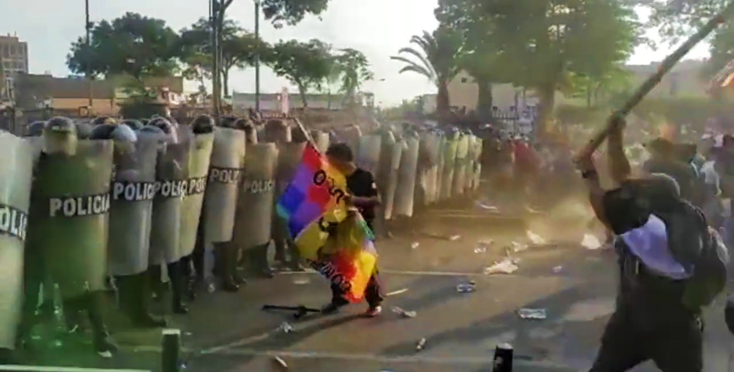 Desde el 7 de diciembre a la fecha, la violencia innecesaria perpetrada por turbas durante las manifestaciones en diversas regiones del país ha ocasionado lesiones físicas y heridas de consideración en 859 policías, así como la retención durante horas de 24 efectivos, quienes fueron golpeados y, en algunos casos, desnudados, bajo amenazas de grupos de vándalos. Durante estas acciones deplorables se ocasionaron, además, daños en la infraestructura de 43 instalaciones policiales, la mayoría de ellas en el sur del país.
De acuerdo con información de la Policía Nacional, la mayoría de los heridos en las protestas brindan servicios en las regiones de Apurímac, Ayacucho, Puno, Huancavelica, Junín, Ica, Madre de Dios y Lima.
Entre los casos más recientes de agresiones a la PNP figuran el del capitán PNP Rick Jason Portal Romero, en Puerto Maldonado, región Madre de Dios. Portal fue retenido y agredido brutalmente por unas 80 personas, quienes lo llevaron caminando semidesnudo unas 15 cuadras, desde el jirón Tacna hasta el jirón Lambayeque, en el distrito y provincia de Tambopata. El policía pudo ser rescatado por sus compañeros, quienes lo llevaron hasta un centro de salud, donde se le diagnosticó un traumatismo encéfalo craneano leve, policontusiones y otras heridas en la cabeza.
Otro caso de agresión flagrante a un policía fue el del suboficial técnico de tercera PNP Joel Enrique Montañez Colque (24), gravemente herido durante protestas en Ica. Tras ser rescatado, se le trasladó a Lima para ser internado en el Hospital Central de la Policía Nacional del Perú (PNP) Luis N. Sáenz.
Montañez, fue diagnosticado con traumatismo encéfalocraneano, ocasionado por los fuertes golpes que sufrió a manos de una turba de vándalos, quienes realizaron desmanes en la zona agrícola conocida como Barrio Chino, entre ellas el bloqueo de la Panamericana Sur.
Cabe precisar que, según informó la Defensoría del Policía, entre el 28 y el 29 de este mes, solo en Lima, personal médico de los hospitales PNP Luis N. Sáenz y Augusto B. Leguía atendió a un total de 53 efectivos afectados durante las protestas en Lima. De ellos, 32 continúan hospitalizados.
La Policía Nacional también informó que 698 personas han sido detenidas bajo sospecha de haber perpetrado diversos actos ilícitos durante las protestas. En cada caso, y siempre en coordinación con el Ministerio Público, se llevan a cabo las investigaciones correspondientes para establecer las responsabilidades que correspondan, conforme a ley.
Otras instituciones públicas afectadas
Desde el inicio de las protestas en diciembre último, 96 sedes de instituciones públicas en ocho regiones también sufrieron daños como rotura de vidrios y puertas durante las protestas y movilizaciones.
En lo que refiere a locales policiales, se reportaron daños materiales y de mobiliario en 43 comisarías y otras dependencias afines, así como 32 vehículos de la PNP.
De igual modo, 104 bienes materiales privados sufrieron daños de consideración como incendios, daños en vías férreas y carreteras, afectación a agencias bancarias y cajas de ahorros, y, recientemente, ataques con palos y piedras a la sede del gobierno regional de Madre de Dios. Producto de estos ataques también se ha registrado un total de 60 vehículos públicos afectados, y 75 vehículos privados con similares daños.
El Ministerio del Interior (Mininter), liderado por su titular Vicente Romero Fernández, condenó los actos de violencia perpetrados contra miembros de la institución e instó a los manifestantes a priorizar el diálogo y frenar la violencia, evitando la pérdida de más vidas.