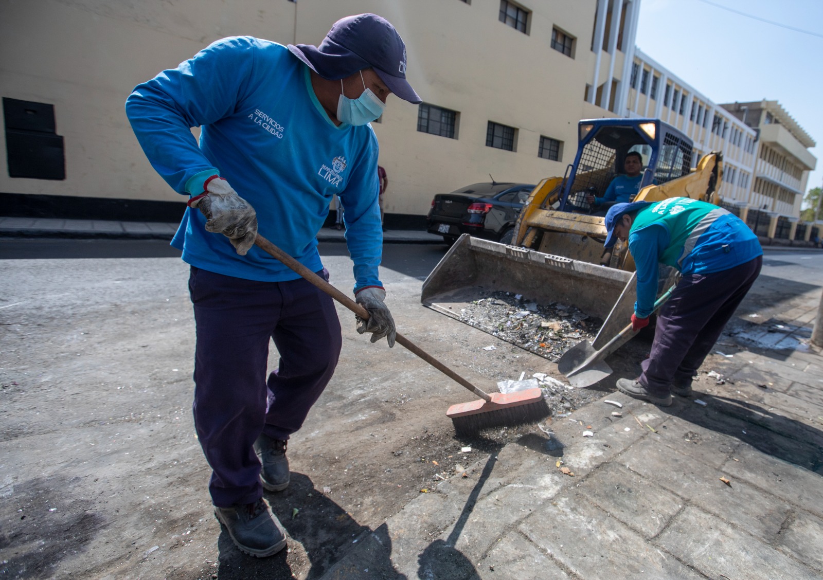 Utilizando maquinaria pesada, la Municipalidad de Lima removió más de 60 metros cúbicos de desmonte acumulado en pistas y veredas de Barrios Altos.