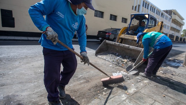 Utilizando maquinaria pesada, la Municipalidad de Lima removió más de 60 metros cúbicos de desmonte acumulado en pistas y veredas de Barrios Altos.
