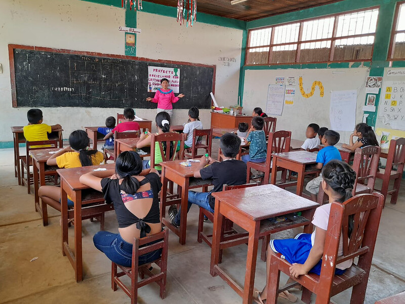 Rosa dictando un taller a niños de primaria