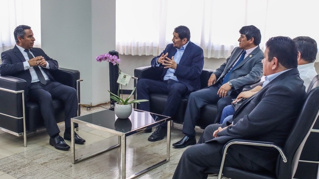 Presidente del TC, Francisco Morales Saravia, se reunión con dirigentes sindicales