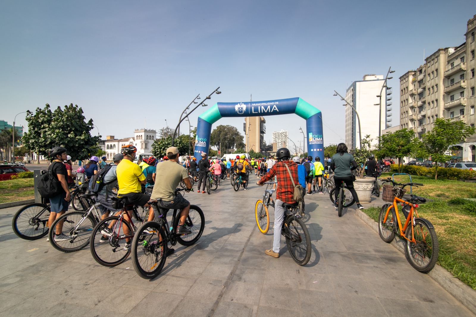 • Evento contó con la participación de más de 300 ciclistas que partieron desde la Alameda 28 de Julio.