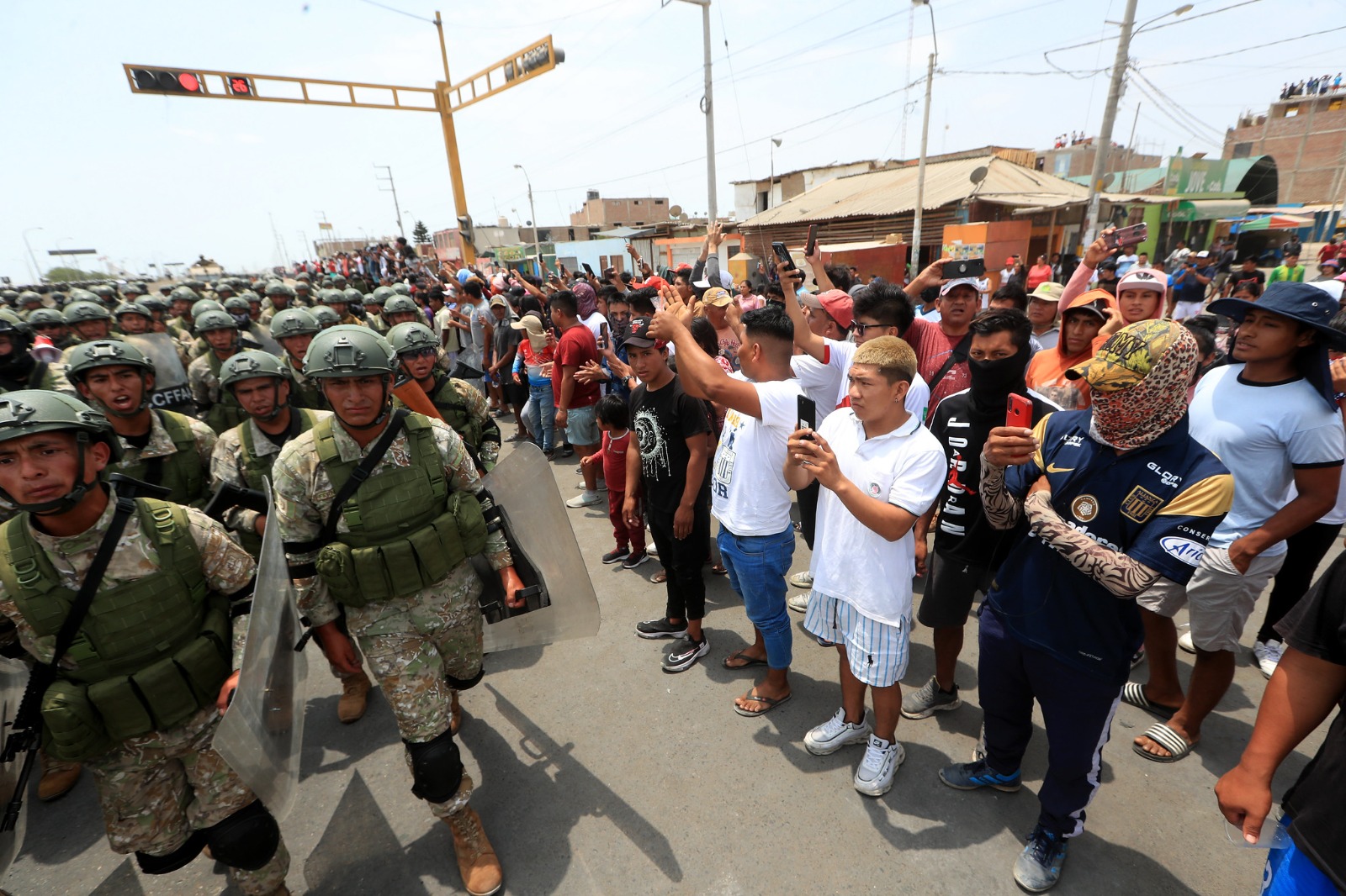 Fuerzas del orden liberan el tránsito vehicular en la Panamericana Sur en Ica