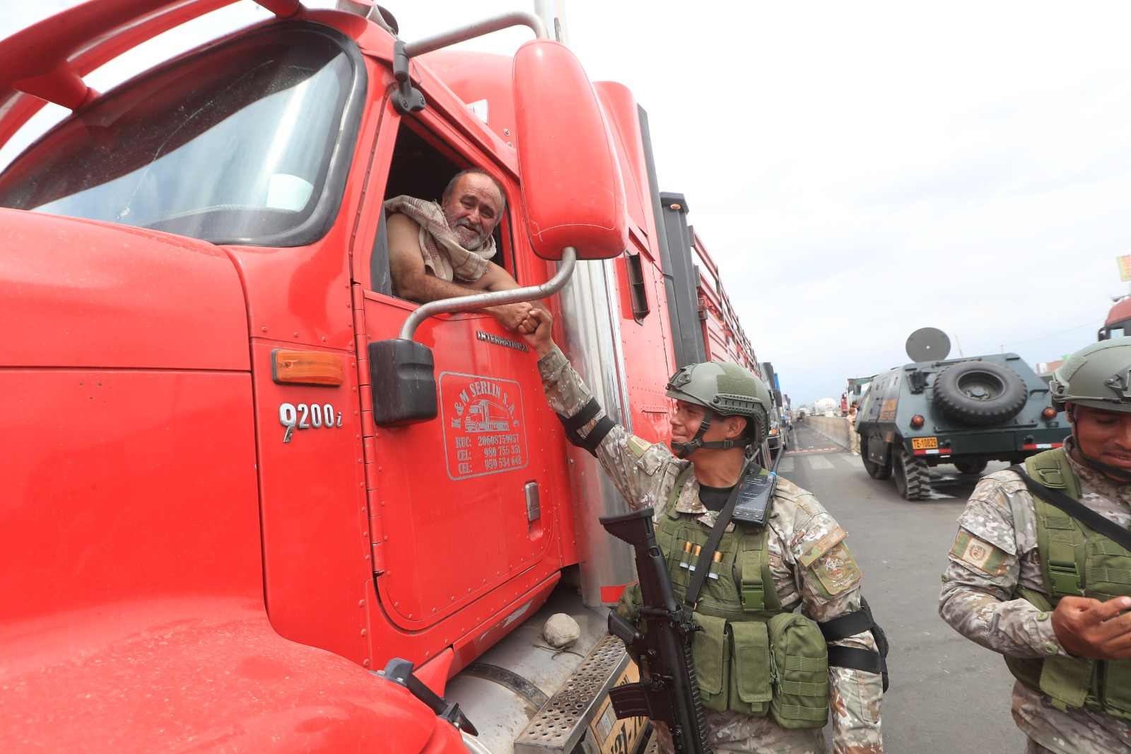 Fuerzas del orden liberan el tránsito vehicular en la Panamericana Sur en Ica