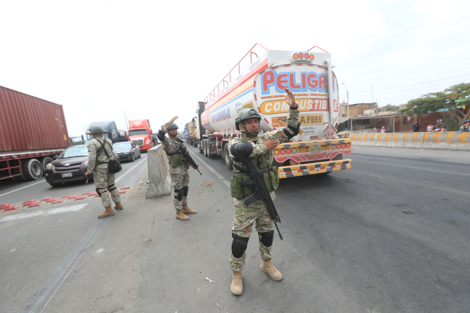 Fuerzas del orden liberan el tránsito vehicular en la Panamericana Sur en Ica