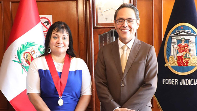 El director general del CEC, magistrado Helder Domínguez Haro durante la visita a la presidenta de la Corte Superior de Justicia de Lima, María Vidal La Rosa Sánchez.