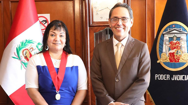 El director general del CEC, magistrado Helder Domínguez Haro durante la visita a la presidenta de la Corte Superior de Justicia de Lima, María Vidal La Rosa Sánchez.