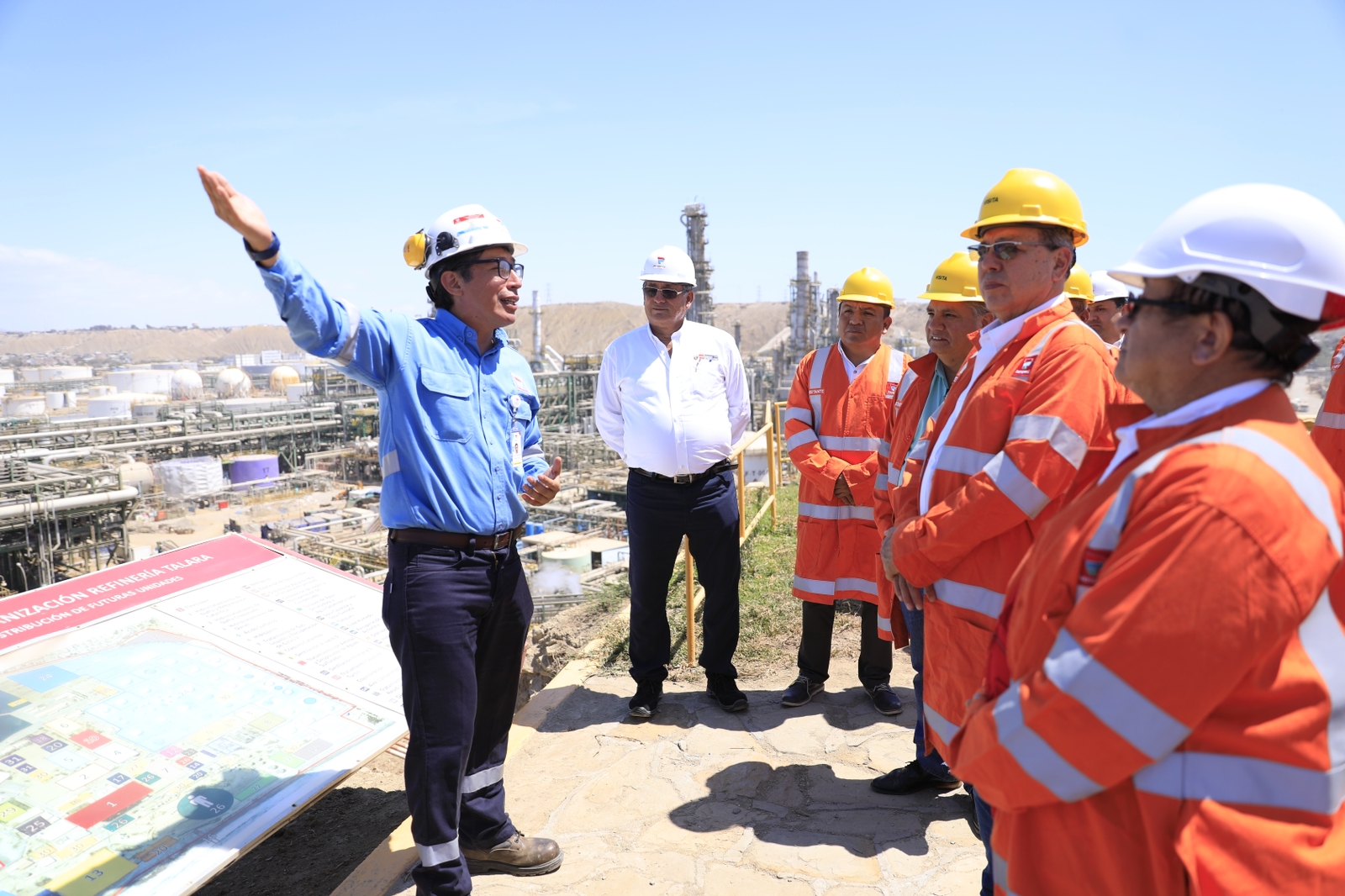 Ministro Vera Gargurevich realiza visita técnica a la Nueva Refinería Talara