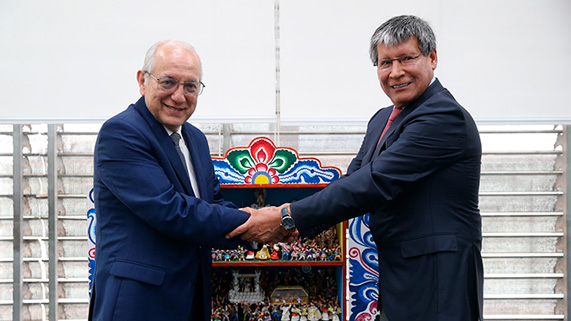 Ministro de Educación y gobernador de Ayacucho