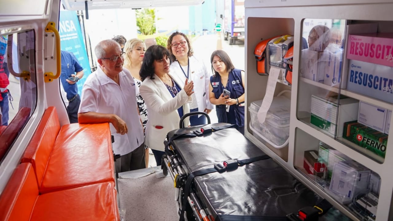 Minsa entrega ambulancia al Centro de Salud Villa Los Reyes en el Callao