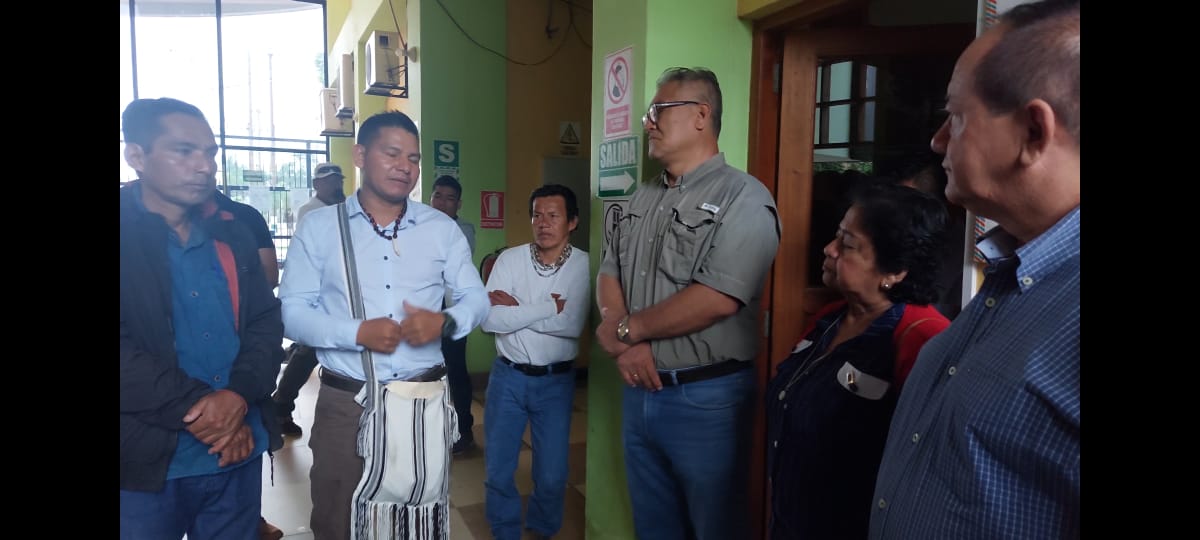 Alcalde dialogando con dirigentes de Oventeni