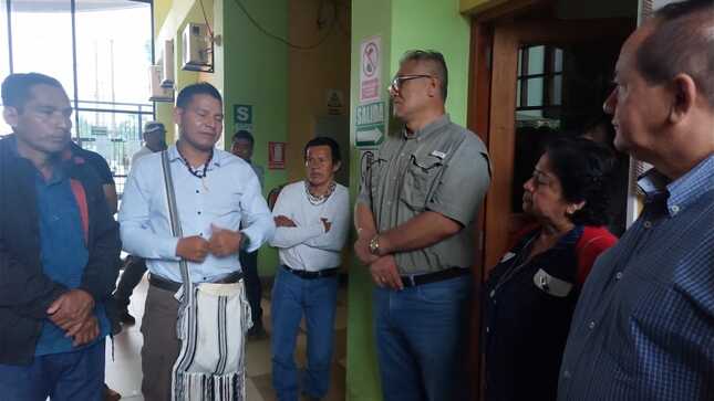 Alcalde dialogando con dirigentes de Oventeni