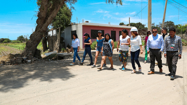 Supervisan avance físico de la obra de pistas y veredas en Av. Eric Díaz Cabrel en Santa María