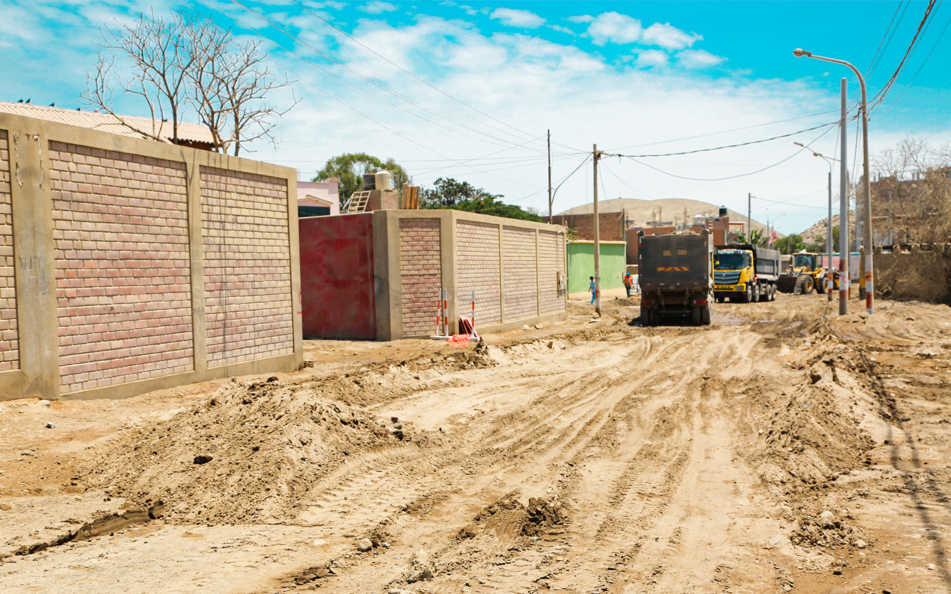 Supervisan avance físico de la obra de pistas y veredas en Av. Eric Díaz Cabrel en Santa María