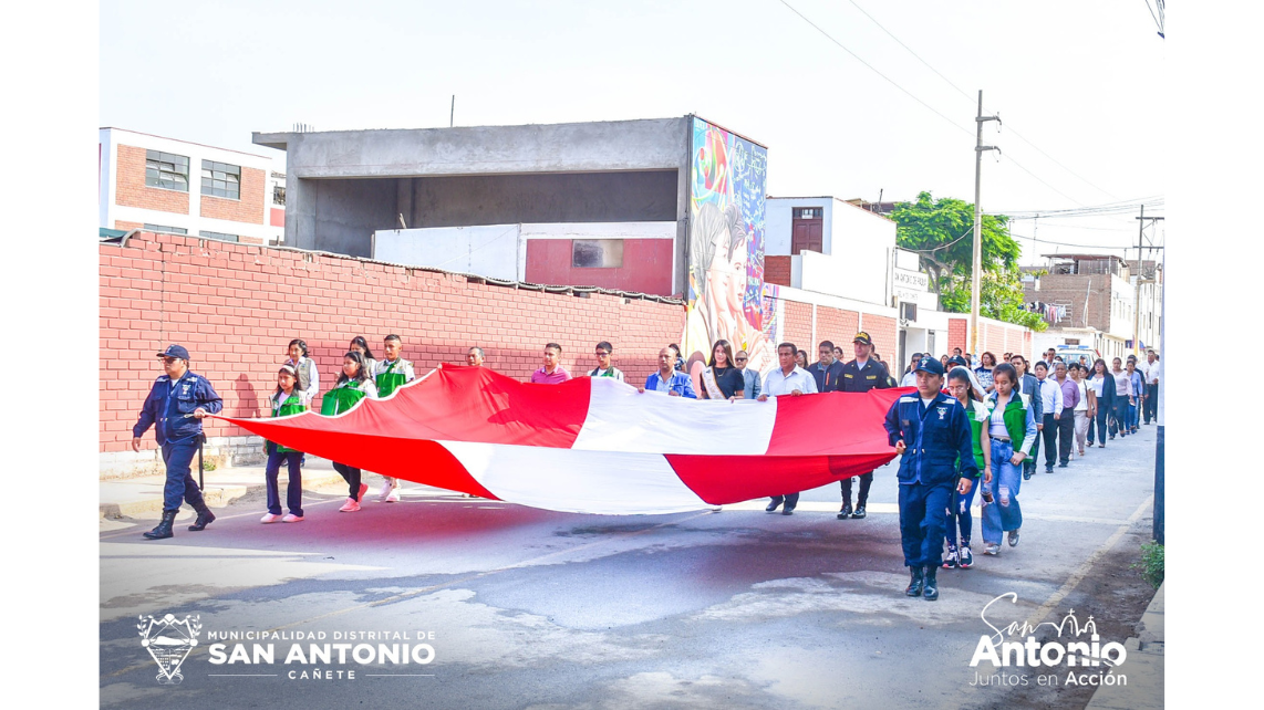 Los Funcionarios y Servidores de la Municipalidad Distrital de San Antonio, liderados por el Alcalde Juan Edgar Malásquez Jara, regidores y autoridades representativas de la localidad, rindieron los honores a nuestra Bandera Nacional, con el paseo del emblema patrio desde el frontis de la municipalidad hasta la Plaza de la Identidad Sanantoniana.