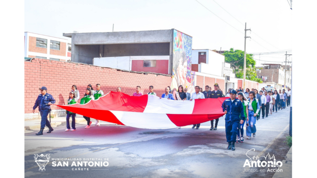 Los Funcionarios y Servidores de la Municipalidad Distrital de San Antonio, liderados por el Alcalde Juan Edgar Malásquez Jara, regidores y autoridades representativas de la localidad, rindieron los honores a nuestra Bandera Nacional, con el paseo del emblema patrio desde el frontis de la municipalidad hasta la Plaza de la Identidad Sanantoniana.