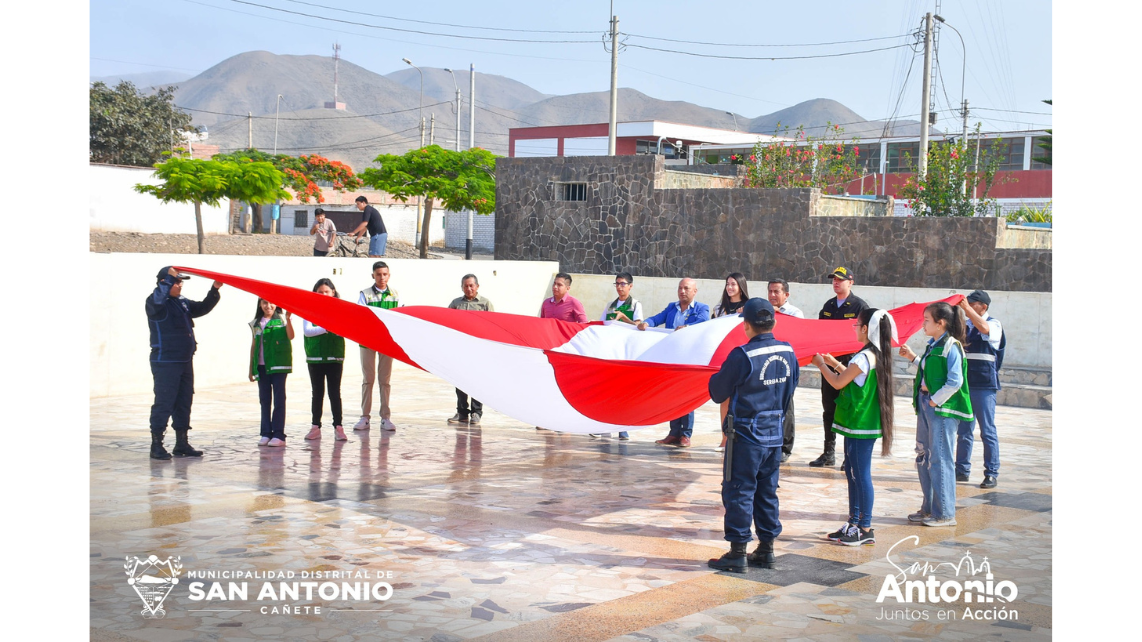 Los Funcionarios y Servidores de la Municipalidad Distrital de San Antonio, liderados por el Alcalde Juan Edgar Malásquez Jara, regidores y autoridades representativas de la localidad, rindieron los honores a nuestra Bandera Nacional, con el paseo del emblema patrio desde el frontis de la municipalidad hasta la Plaza de la Identidad Sanantoniana.