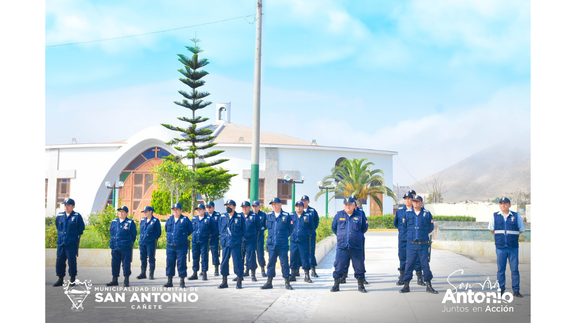 Los Funcionarios y Servidores de la Municipalidad Distrital de San Antonio, liderados por el Alcalde Juan Edgar Malásquez Jara, regidores y autoridades representativas de la localidad, rindieron los honores a nuestra Bandera Nacional, con el paseo del emblema patrio desde el frontis de la municipalidad hasta la Plaza de la Identidad Sanantoniana.