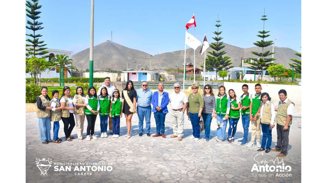 Los Funcionarios y Servidores de la Municipalidad Distrital de San Antonio, liderados por el Alcalde Juan Edgar Malásquez Jara, regidores y autoridades representativas de la localidad, rindieron los honores a nuestra Bandera Nacional, con el paseo del emblema patrio desde el frontis de la municipalidad hasta la Plaza de la Identidad Sanantoniana.