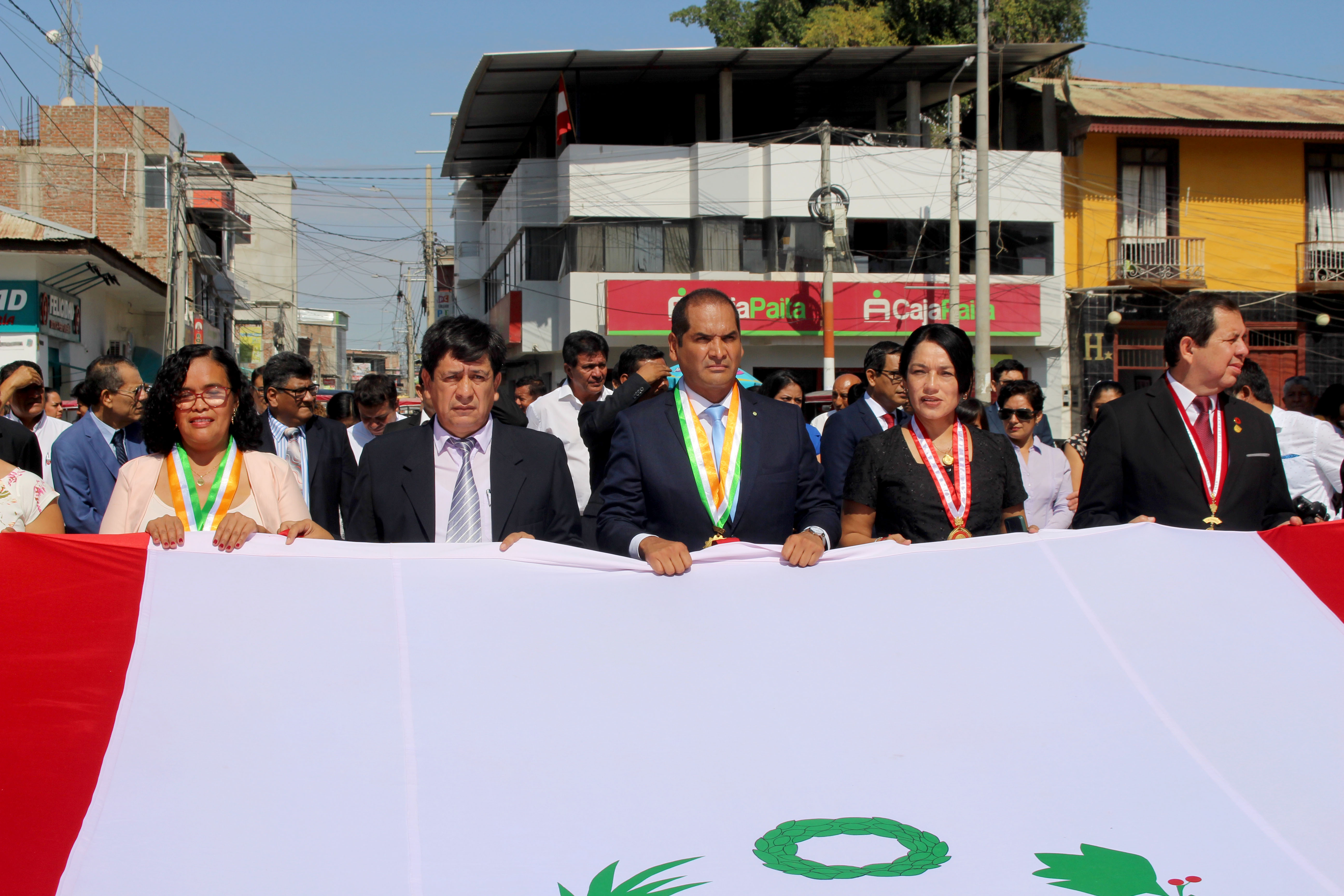 Autoridades participan del paseo de la Bandera Nacional.