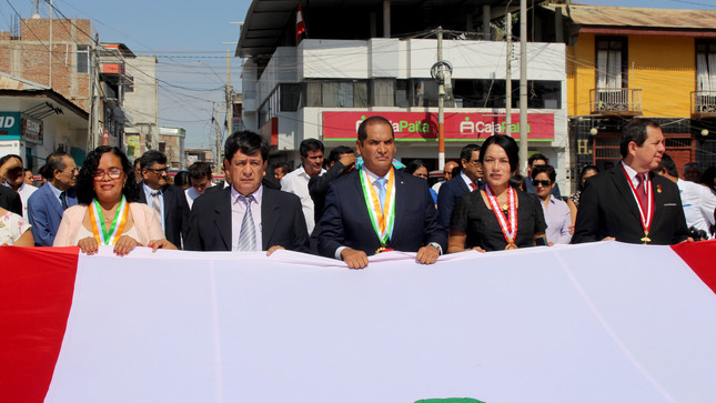 Autoridades participan del paseo de la Bandera Nacional.