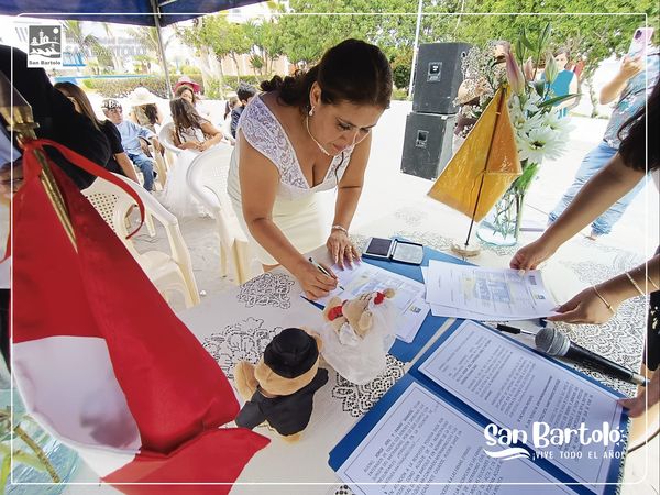 Primer matrimonio civil realizado en nuestra Plaza C铆vica