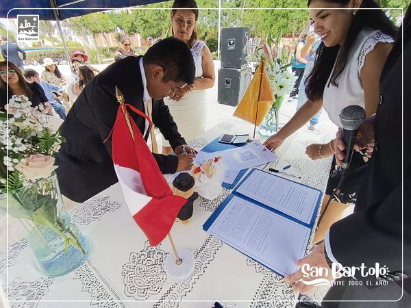 Matrimonio conformado por Victoria Chang Diaz y Jorge C谩rdenas Cano.