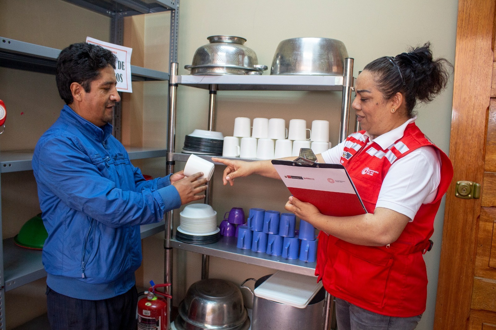Supervisan condiciones de cocinas y almacenes