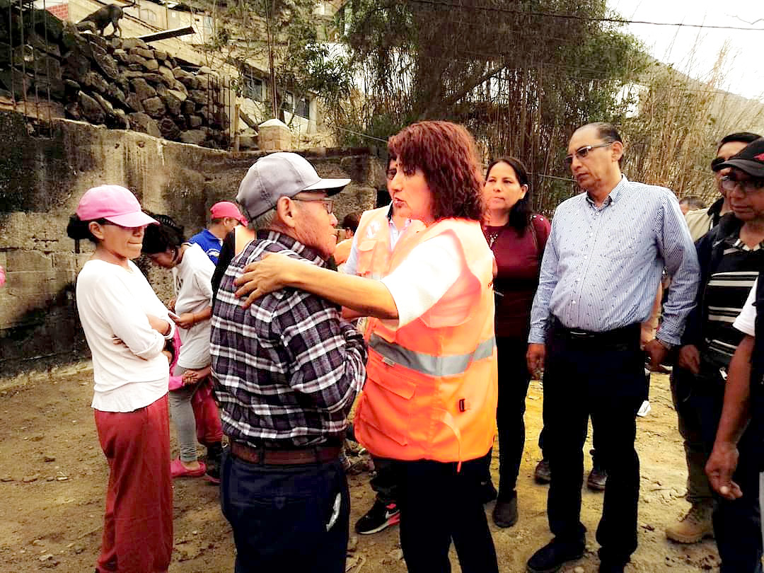 Damnificados por incendio en Santa Eulalia reciben ayuda humanitaria llevada por gobernadora Rosa Vásquez