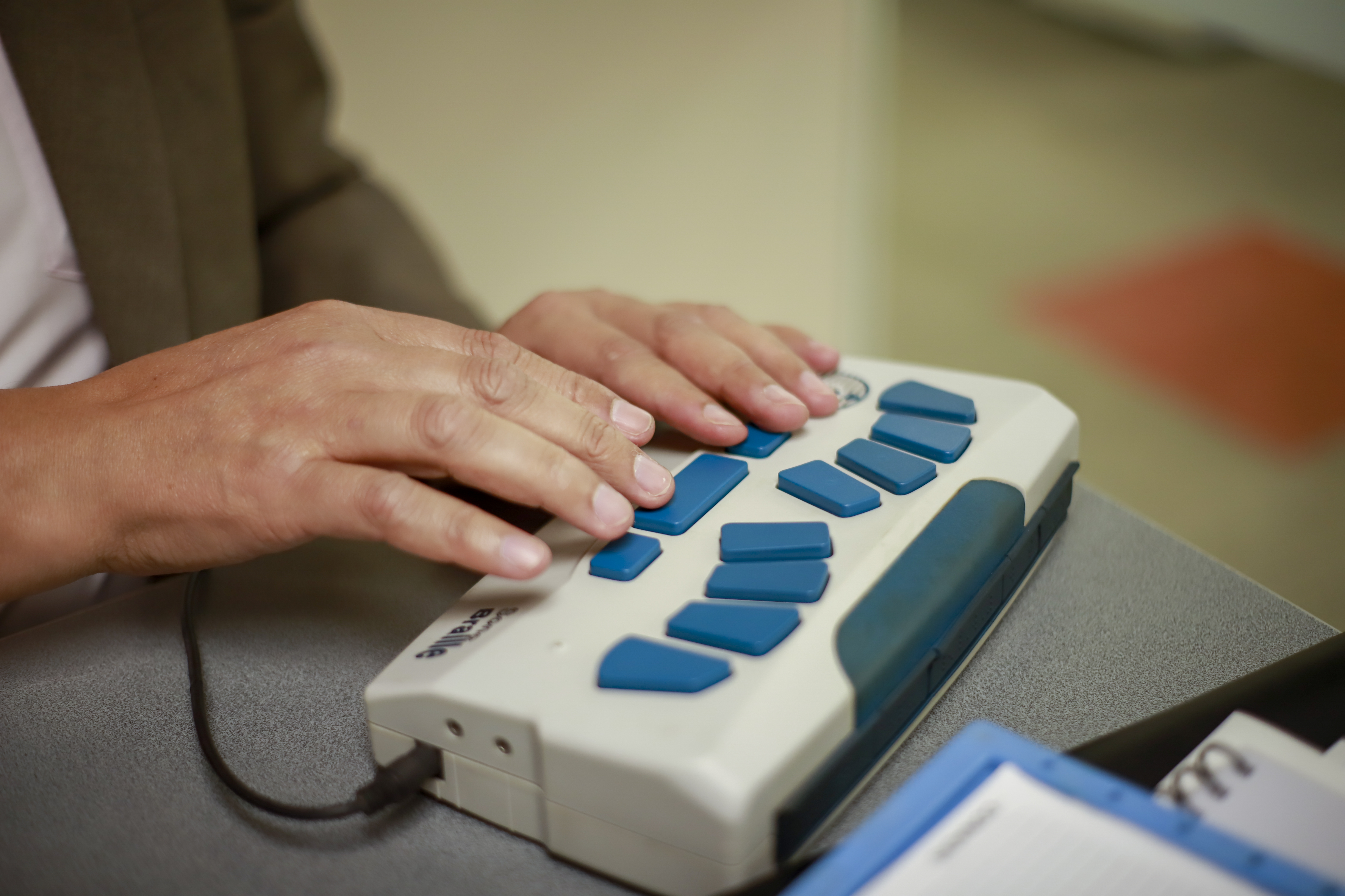 Imagen del Sonobraille: este dispositivo cumple la función de un anotador parlante, pero con muchas más funciones, ya que se puede conectar a dispositivos móviles, ordenadores e impresoras. Cuenta con un teclado braille, un altavoz y micrófono integrado. De esta forma, el equipo tecnológico se convierte en una herramienta indispensable para que las personas con discapacidad visual puedan procesar información.