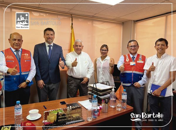 Alcalde de San Bartolo y funcionarios