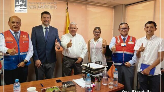 Alcalde de San Bartolo y funcionarios